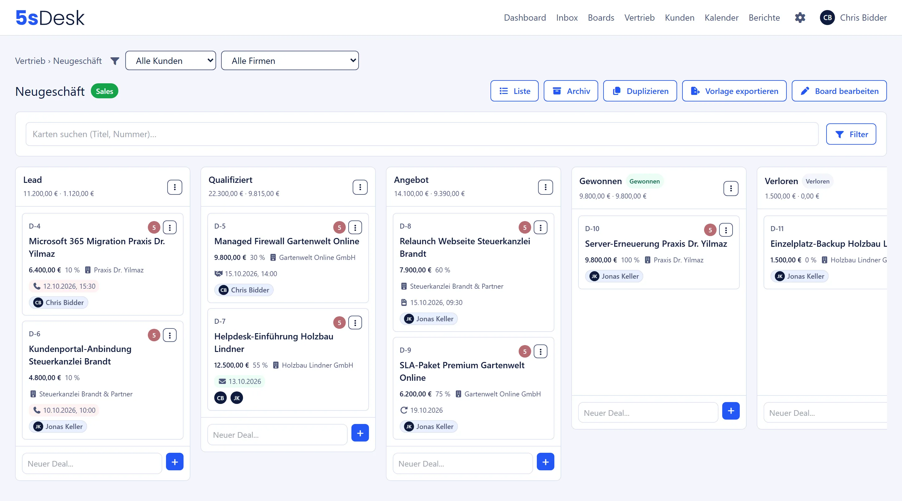 Pipeline im Kanban mit Spaltensummen und Stufen-Badges
